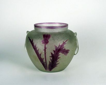 Grand vase en verre à décor de chardons 
15...