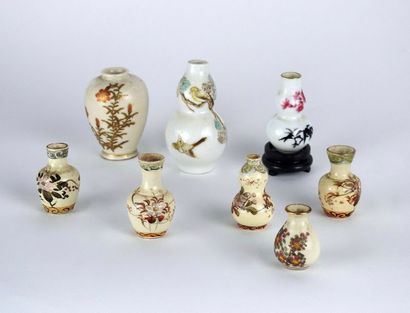 CHINE JAPON 
Ensemble de 8 vases à décor...