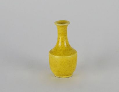 CHINE 
Vase balustre en porcelaine jaune...
