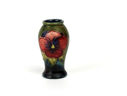 MOORCROFT 
Vase à décor floral sur fond vert...