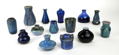 null BLEU

Ensemble de 14 vases présentant des teintes tirant sur le bleu

Techniques...