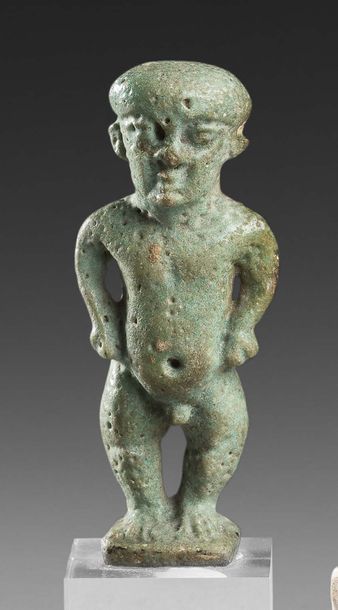 null Amulette représentant un Ptah Patèque debout, les bras posés sur les hanches
Faïence
Egypte,...