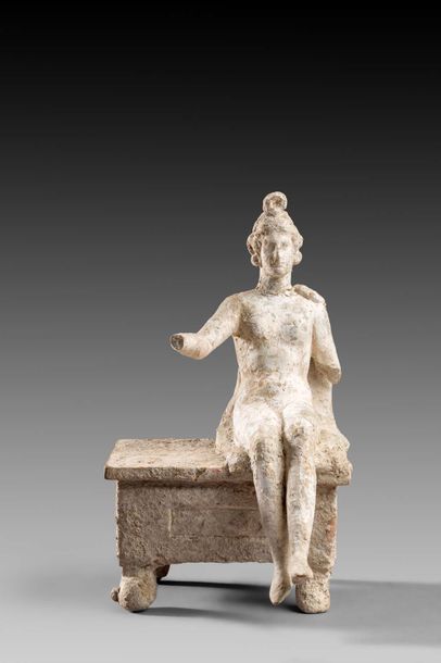 null Statuette féminine représentant un personnage assis
Terre cuite
Restes d'engobe...