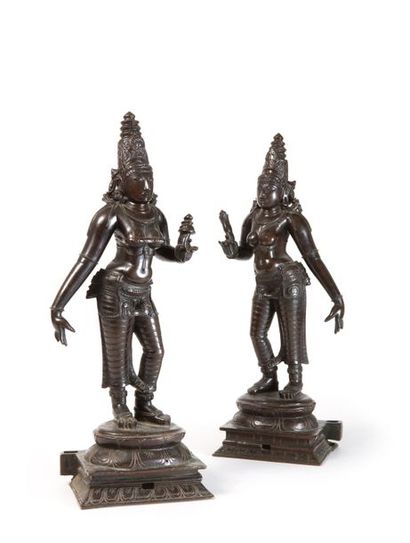 null 
Paire de déesses en bronze à belle patine brune représentant des déesses dansantes...