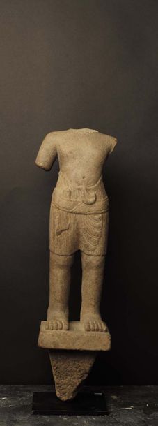 null Déité masculine
Grès gris
Cambodge, Bapuong, XI° siècle H 66 cm
Provenance:...