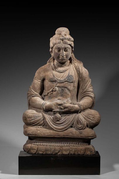 null Bodhisattva assis en padmasana, il tient le vase à eau qui l'identifie à Maitreya...