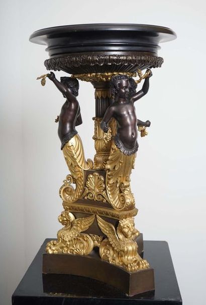 null Centre de table figurant l'allegorie de Bacchus
Bronze ciselé à double patine...