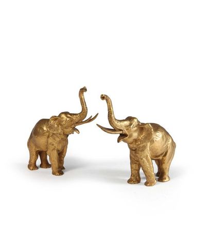 null Paire de petits sujets représentant des éléphants la trompe levée
Bronze ciselé...