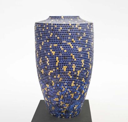 Roger Jacques (1920-2001) 
Vers 1980
Important vase, céramique à décor de mosaïque...