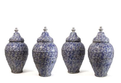 null Suite de quatre grands vases couverts
Terre cuite vernisée bleu et blanc à décor...