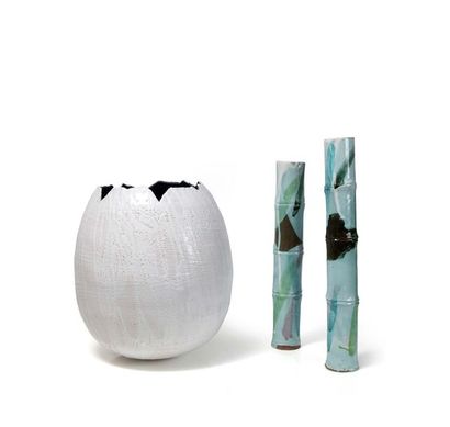 Hi-Suk Jeon 
Ensemble de deux vases en grès vert et blanc figurant des bambous
H...