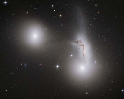 NASA Télescope HUBBLE, 2014
Une petite galaxie spirale est ici capturée entre deux...