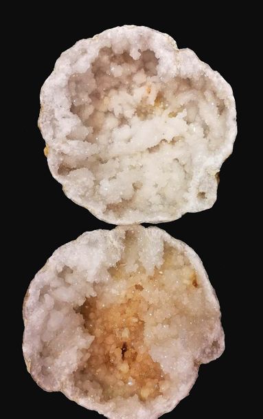 null Géode de quartz blanc en deux parties
Maroc
Diam 24 cm