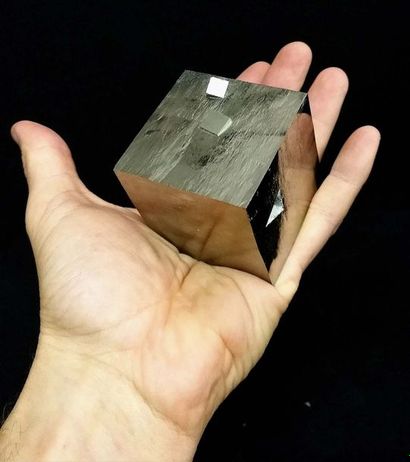 null Magnifique cube de pyrite naturelle La dimension de 56mm de coté est très importante...