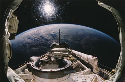 null Nasa. Mission de la navette spatiale Atlantis (STS-101). Une rare vue au "Fish...