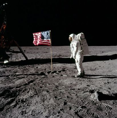 null Nasa. GRAND FORMAT. Mission Apollo 11. L'astronaute Buzz Aldrin debout devant...