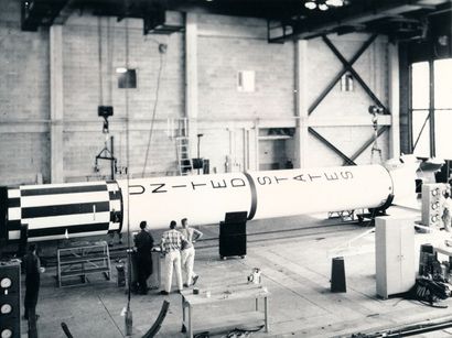 null Nasa. Fusée Redstone dans son hall d'assemblage. La fusée Mercury-Redstone permis...