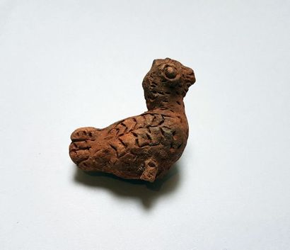 null Coq orné d'un décor incisé

Terre cuite incisée 7 cm

Période antique
