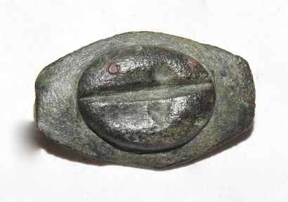 null Applique en forme de vulve féminine

Bronze 2,6 cm

Période gallo romaine
