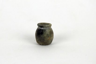 null Vase à onguent en pierre

2,5 cm

Egypte Ier millénaire avant J.-C.