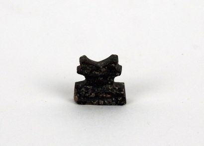 null Amulette représentant un appui nuque (chevet) en pierre dure

1,5 cm

Egypte...