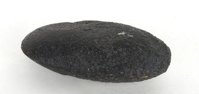 null Jolie petite hache en roche très noire de forme bombée

Pierre 6 cm

Ancienne...