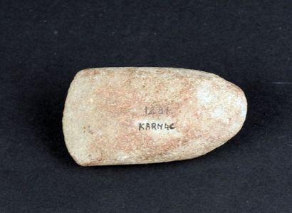 null Hache polie en pierre 

7,5 cm

Porte l'inscription Karnac (Bretagne?)