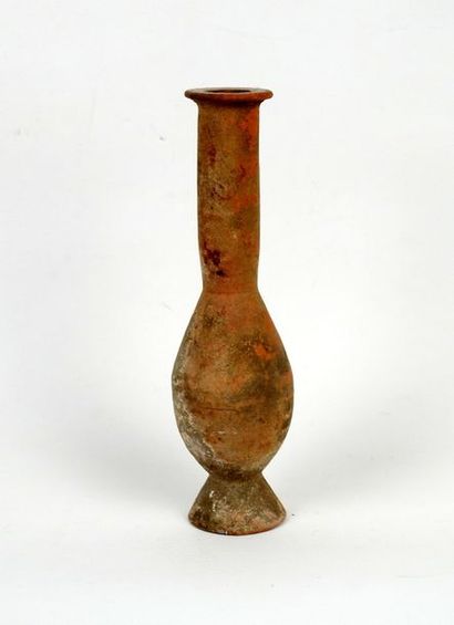 null Grand vase à panse et long col

Terre cuite 20 cm

Période romaine