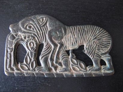 null Plaque ornée en relief d’un tigre capturant un bouquetin. Bronze. L 9 cm. Chine...