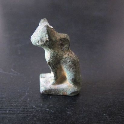 null Amulette de la chatte Bastet. Bronze. L 3.5cm. Epoque ou style ptolémaïque.