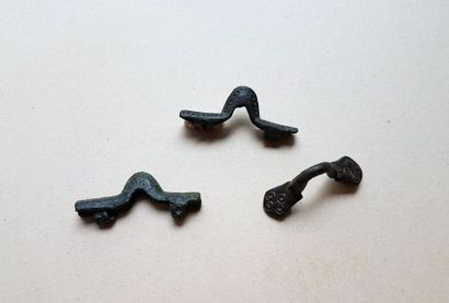 null Groupe de trois fibules de type ansée à décor géométrique

Bronze 3,5 à 4 cm

Période...