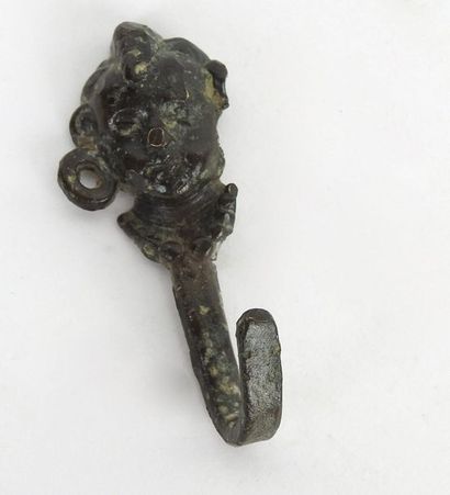 null Crochet représentant un enfant

Bronze 4,3 cm

Fin du Moyen Age
