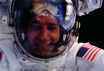 null Nasa. L'astronaute Richard M. Linnehan au cours de sa sortie extra-véhiculaire...