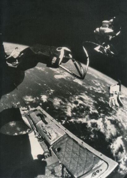 null NASA. Mission Gémini 4. Rare vue de l'astronaute Ed. White pendant la première...