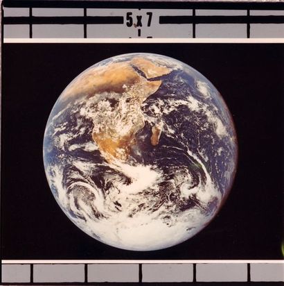 null NASA. Vue de la Terre depuis l'Espace. Circa 1972. Tirage chromogénique d'époque...