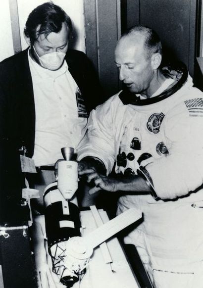 null NASA. L'astronaute Pete Conrad prépare sa mission dans l'Espace destinée à procéder...