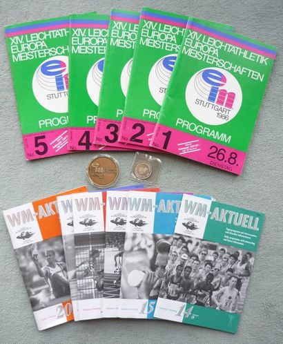 null 1981, 1982, 2011. Ensemble de 3 médailles : a) Coupe du monde à Rome, 1981 ;...