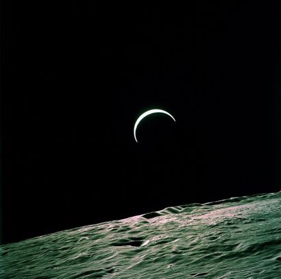 null Nasa. Mission Apollo 15. Cette vue de la crête de la Terre sur l'horizon lunaire...