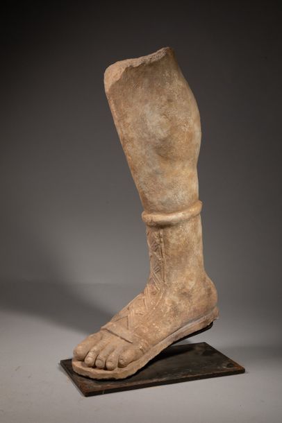 null Jambe de statue à la sandale. Marbre.
Epoque romaine.
H: 57 cm.