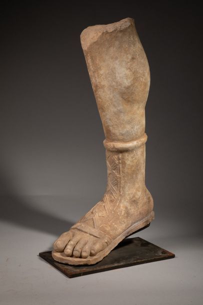 null Jambe de statue à la sandale. Marbre.
Epoque romaine.
H: 57 cm.