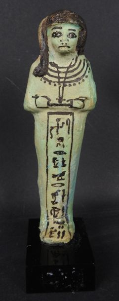 null Chaouabti. Fritte inscrite au nom d'un prêtre de Ptah. Reconnaissable à sa mèche....