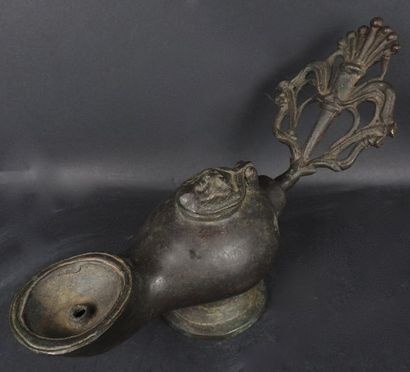 null Grande lampe. Bronze.
Style romain des ateliers de Pompéi.
Env
L: 30 cm.
