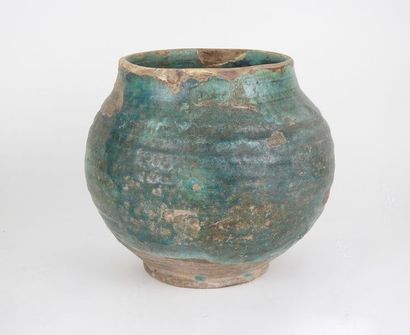 null Vase globulaire à glaçure turquoise. Manques.
Perse. Circa Xème s.