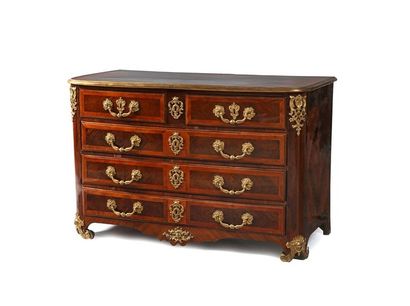 null EPOQUE REGENCE
Belle commode en bois de rose et palissandre la façade légèrement...