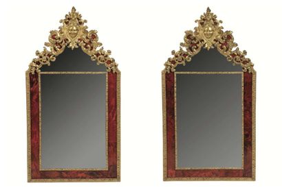 Paire de miroirs en e?caille rouge et bronze...