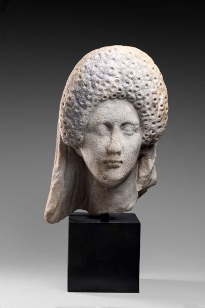 null Portrait Fe?minin en marbre

Portrait de Julia Titi. Elle porte une coiffure...