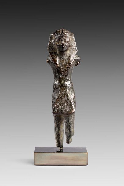 null Statuette de Pharaon marchant – manque photos en bronze et rehauts de cuivre

Egypte,...