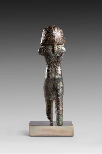 null Statuette de Pharaon marchant – manque photos en bronze et rehauts de cuivre

Egypte,...