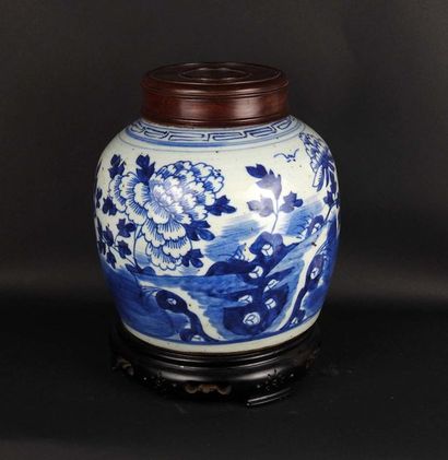 null Pot couvert en porcelaine blanche à décor bleu de paysage montagneux et ruisseau

Chine...
