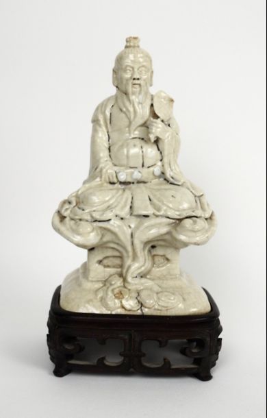 null Statuette en raku d'un sage sous les nuées. Circa XVII-XIXe. Chine.